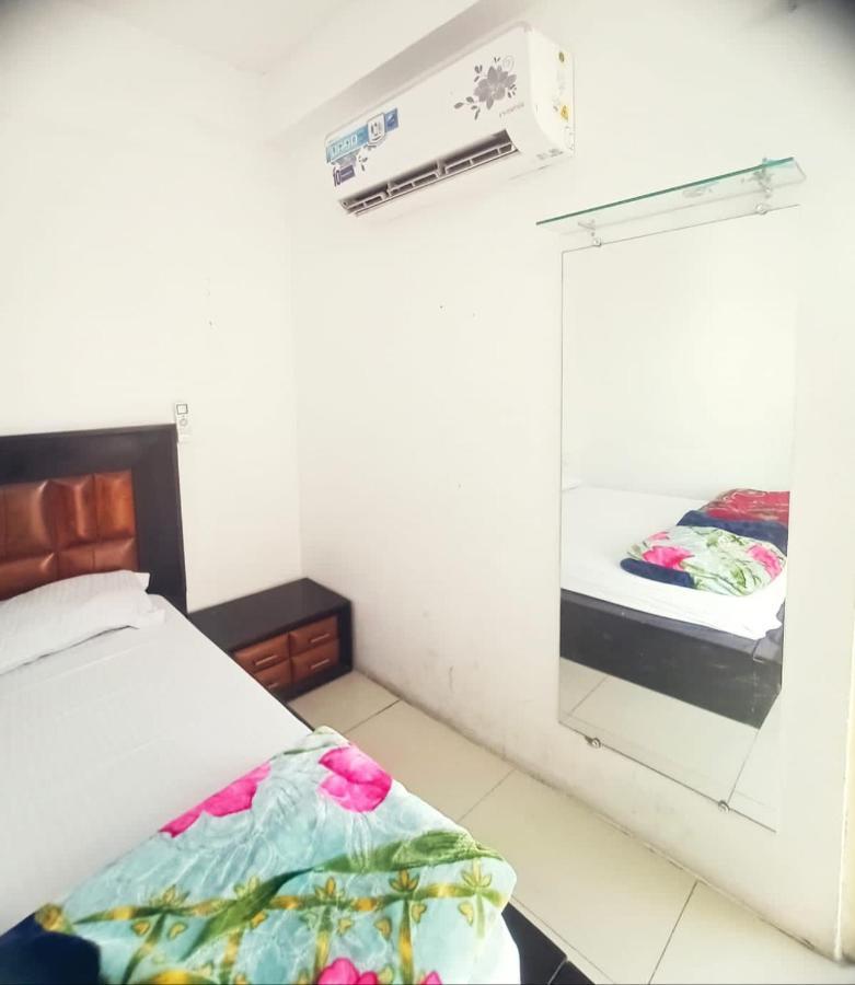 Homestay Ac Dormitory New Delhi Bagian luar foto