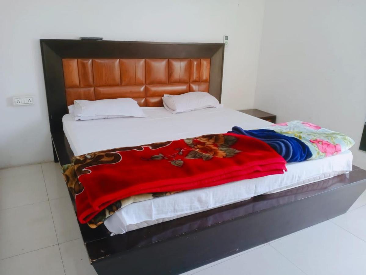 Homestay Ac Dormitory New Delhi Bagian luar foto