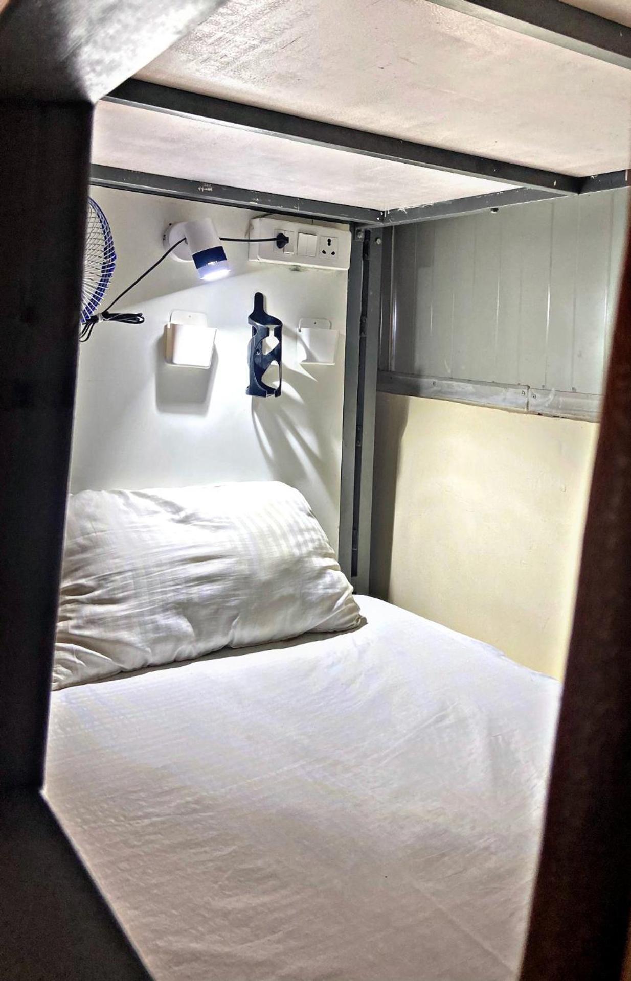 Homestay Ac Dormitory New Delhi Bagian luar foto