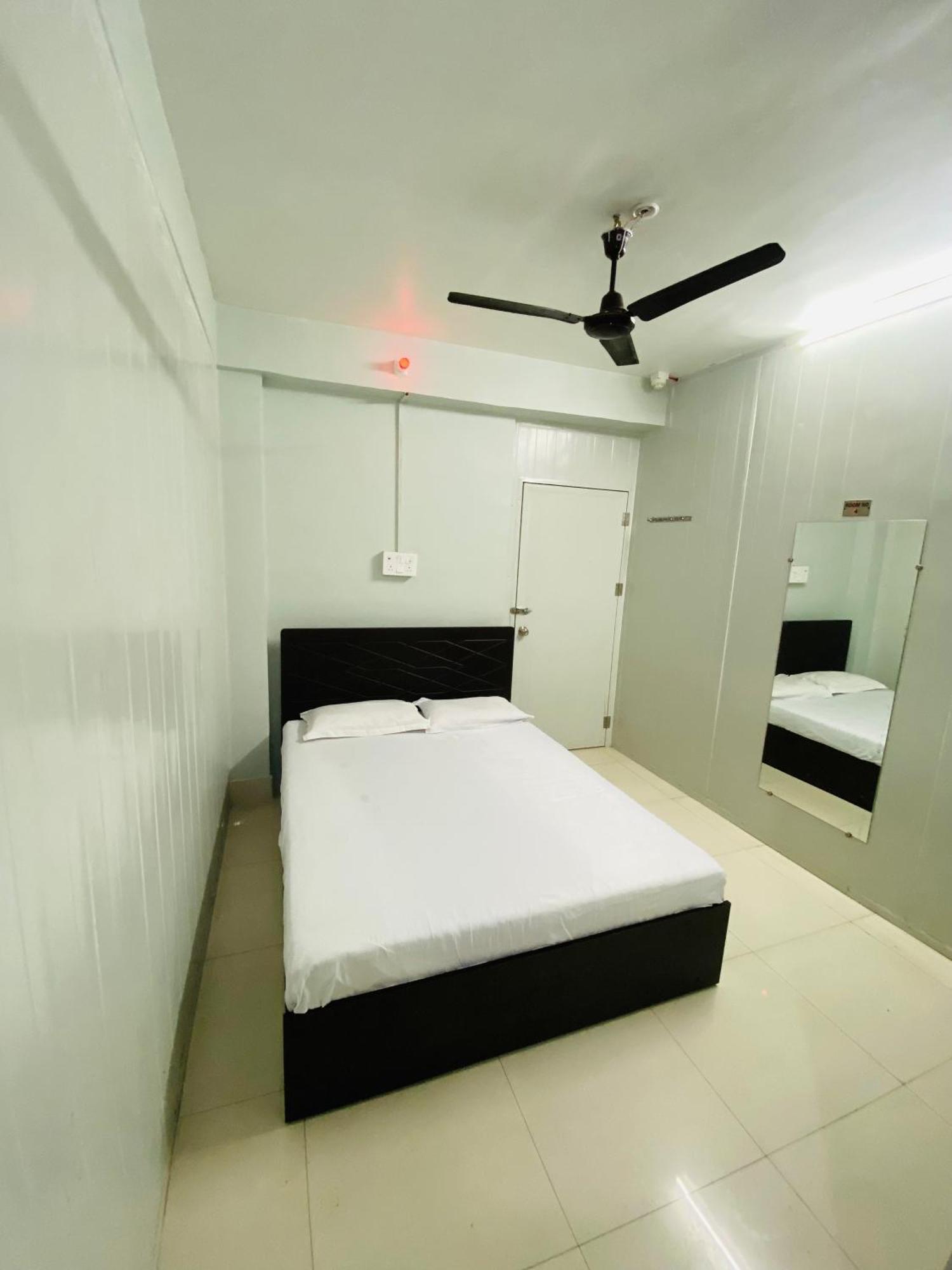 Homestay Ac Dormitory New Delhi Bagian luar foto