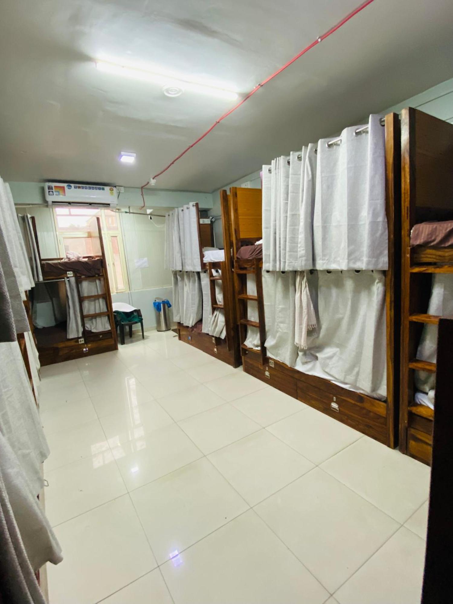 Homestay Ac Dormitory New Delhi Bagian luar foto