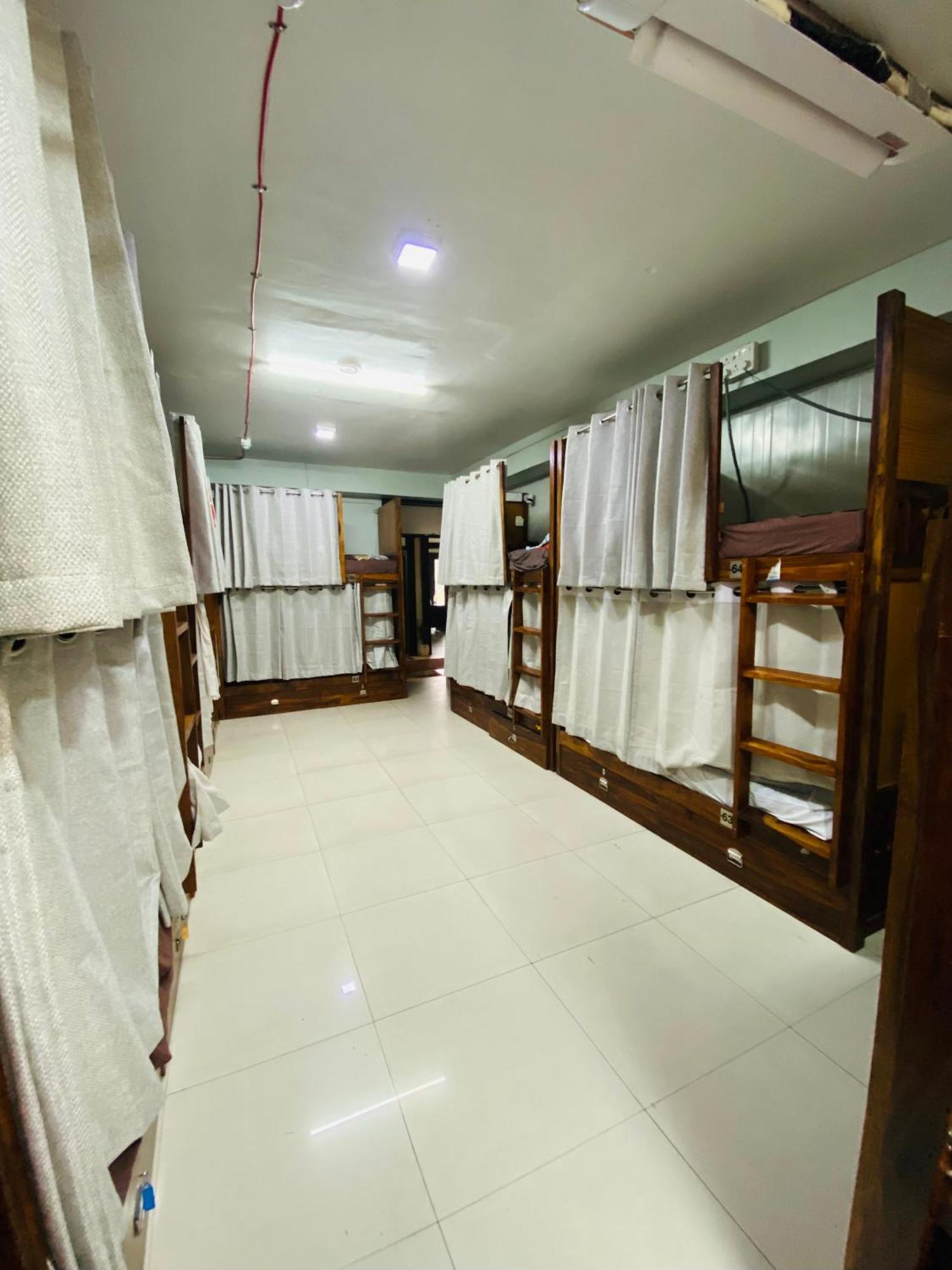 Homestay Ac Dormitory New Delhi Bagian luar foto