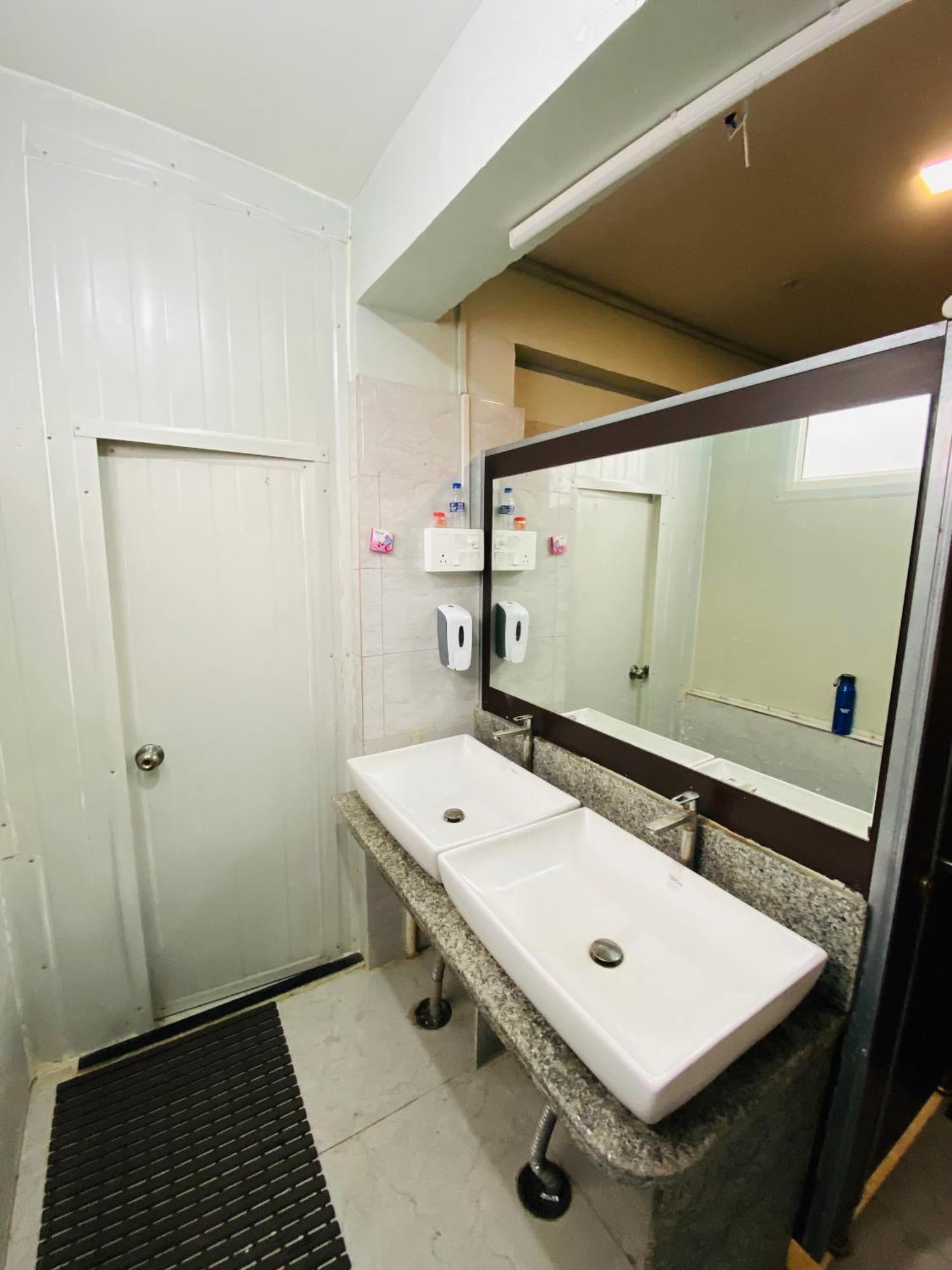 Homestay Ac Dormitory New Delhi Bagian luar foto