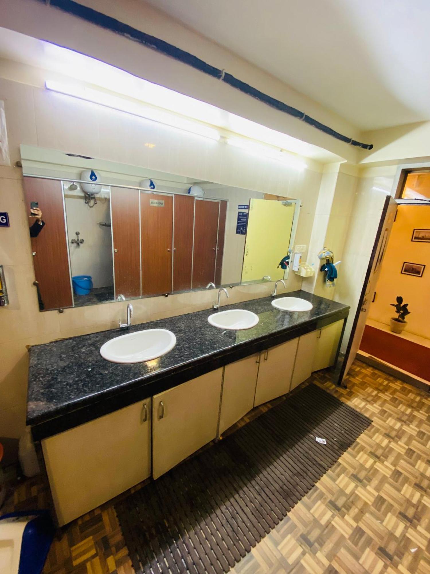 Homestay Ac Dormitory New Delhi Bagian luar foto