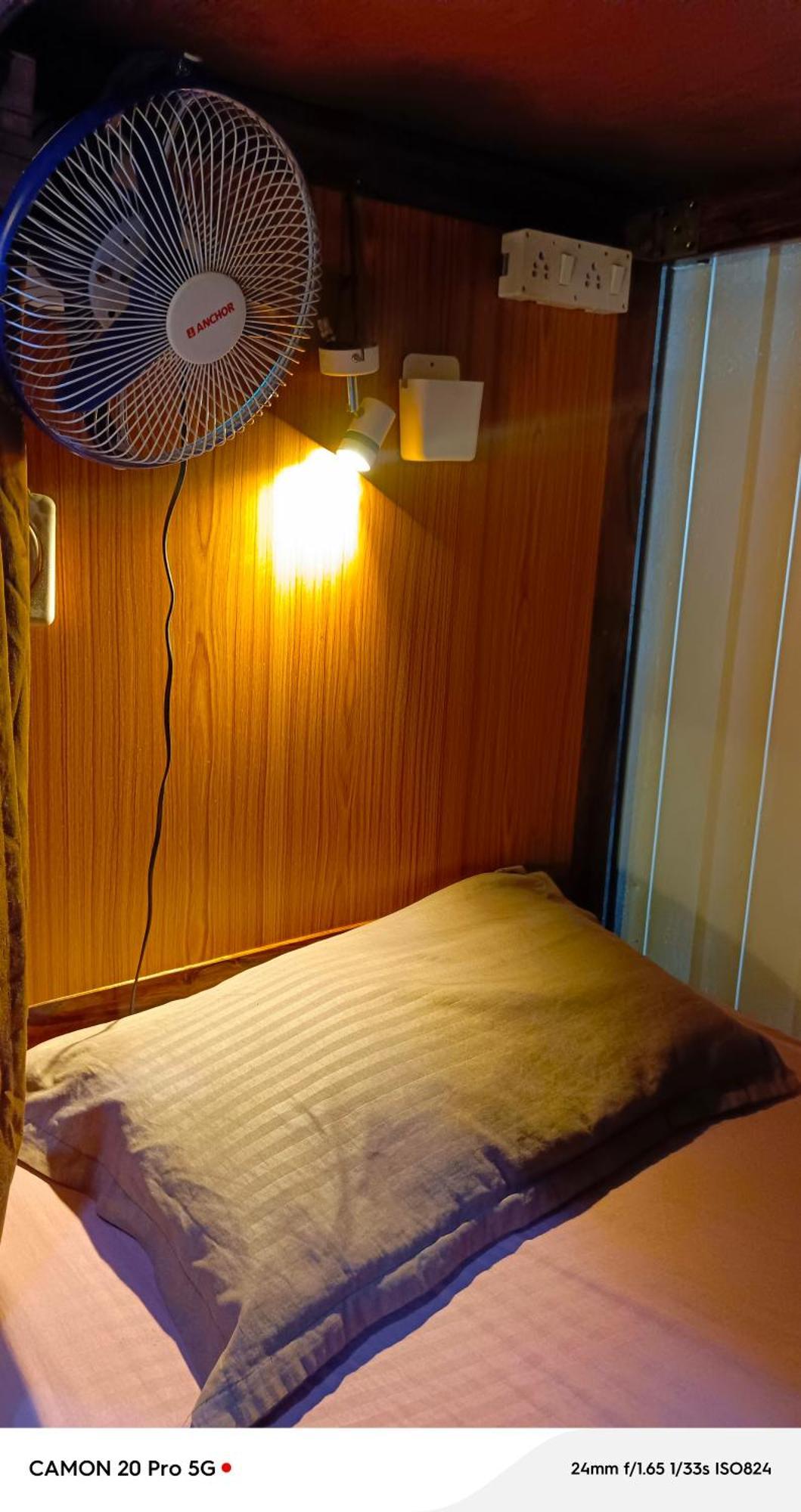 Homestay Ac Dormitory New Delhi Bagian luar foto