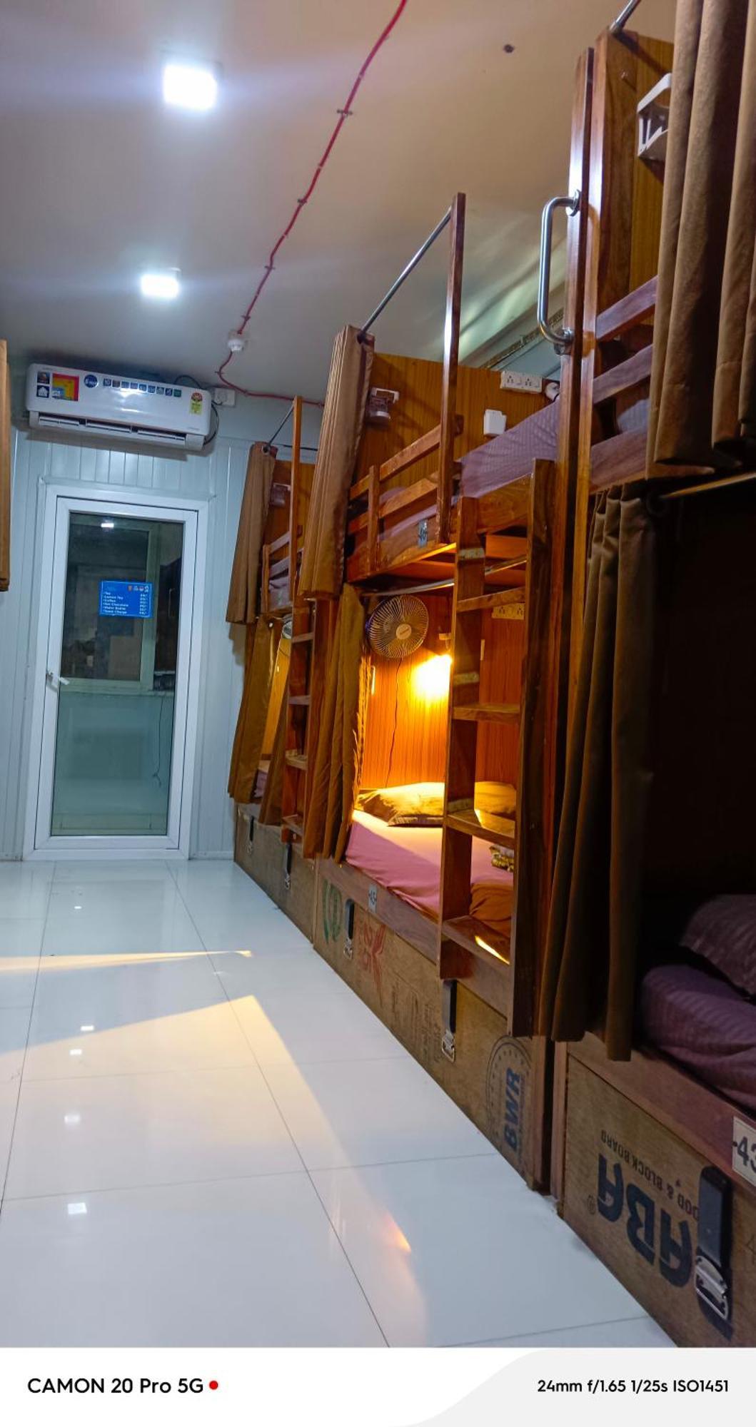 Homestay Ac Dormitory New Delhi Bagian luar foto