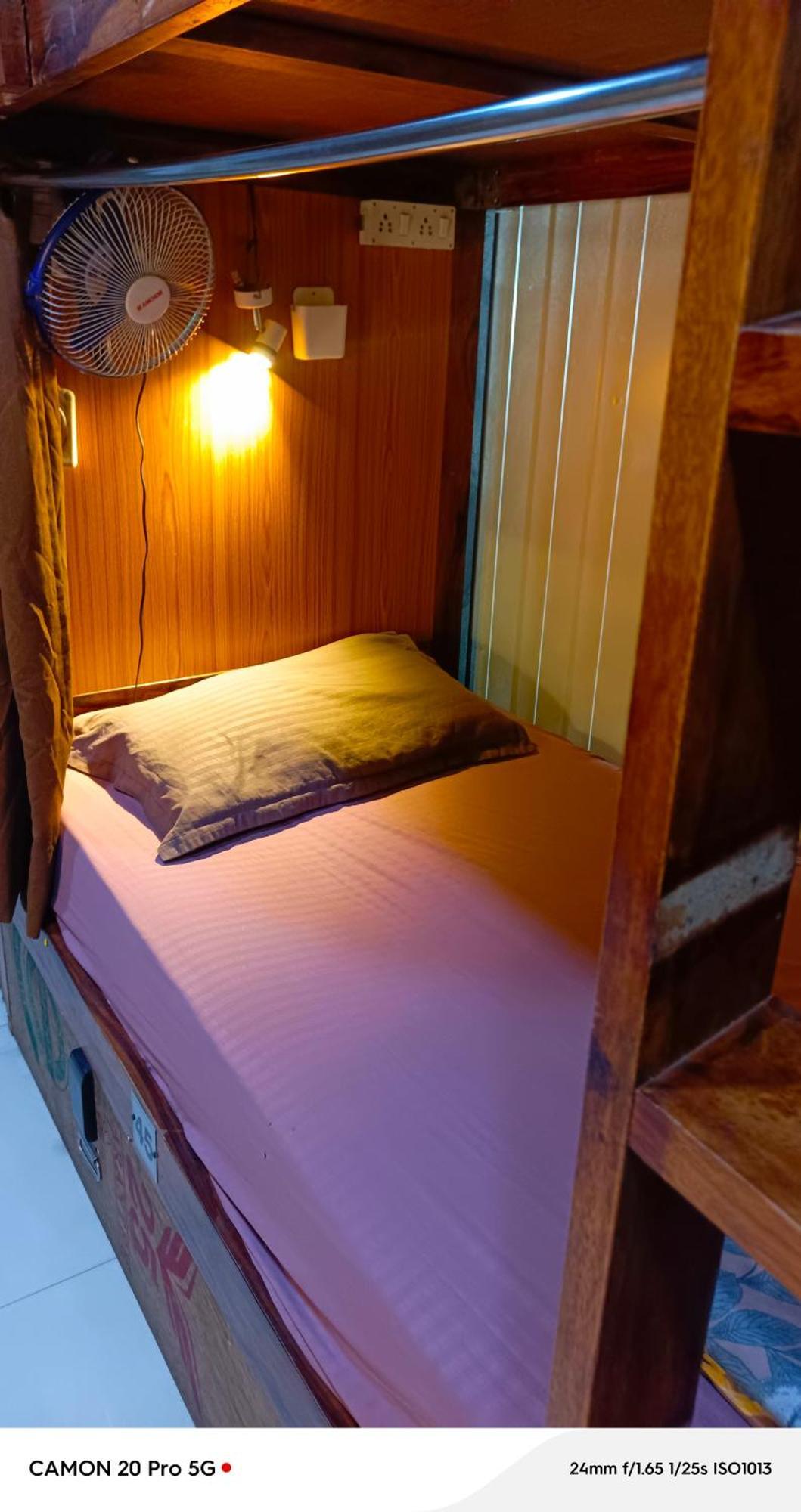 Homestay Ac Dormitory New Delhi Bagian luar foto