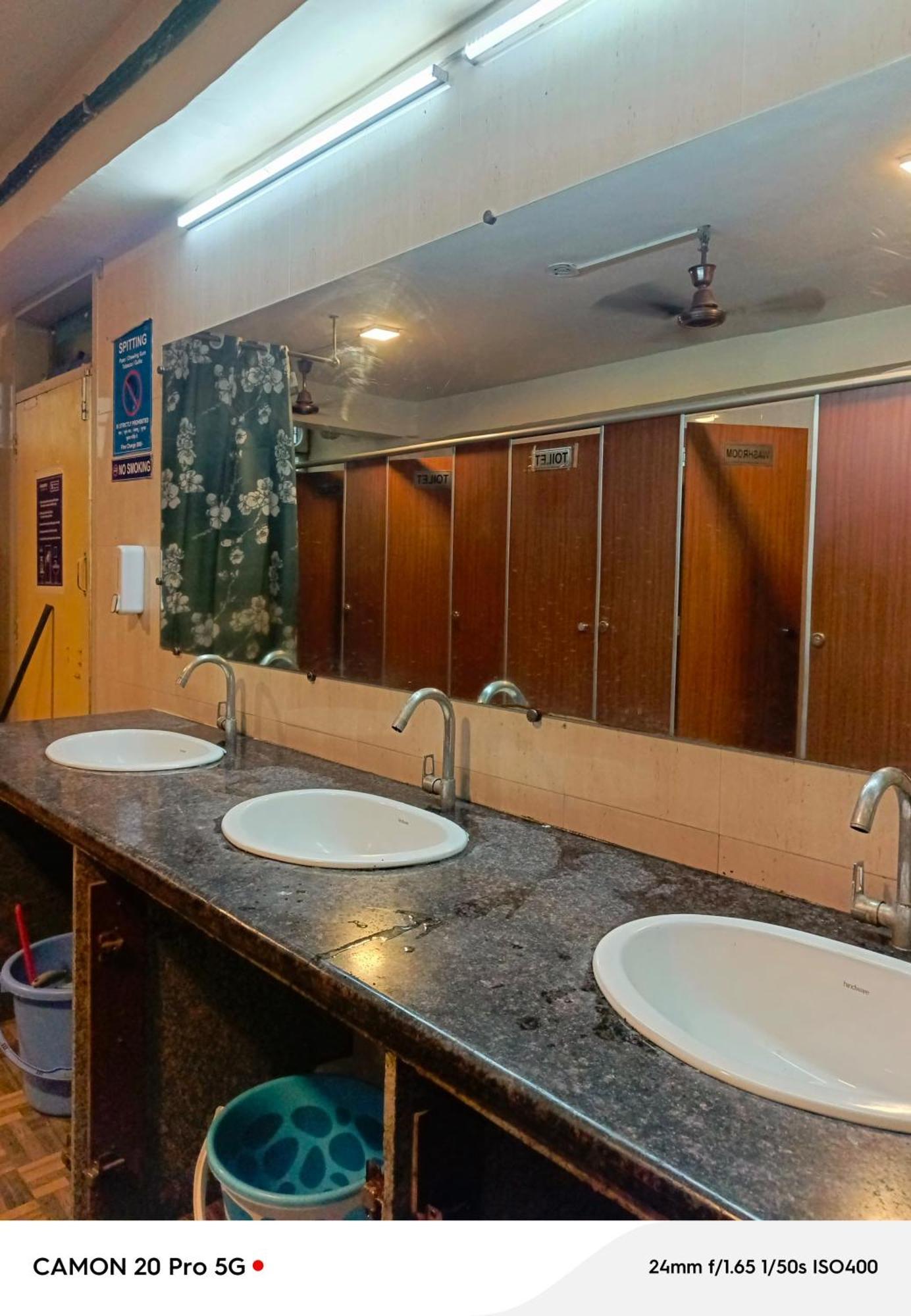 Homestay Ac Dormitory New Delhi Bagian luar foto